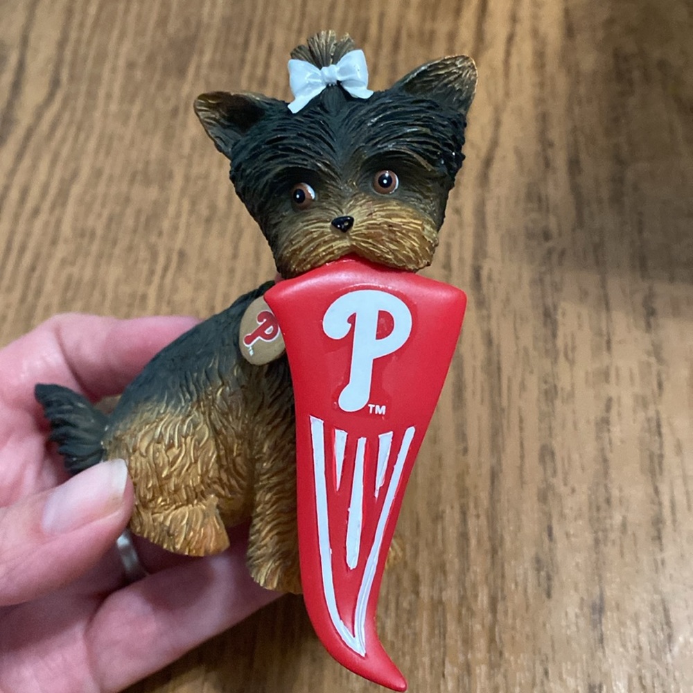 “Pennant-Winning Pup” Furry Best Phillies Fan collection - Picture 6 of 8